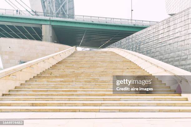 front view of concrete stairs on the outside of an outdoor pedestrian bridge without people - fußgängerbrücke stock-fotos und bilder