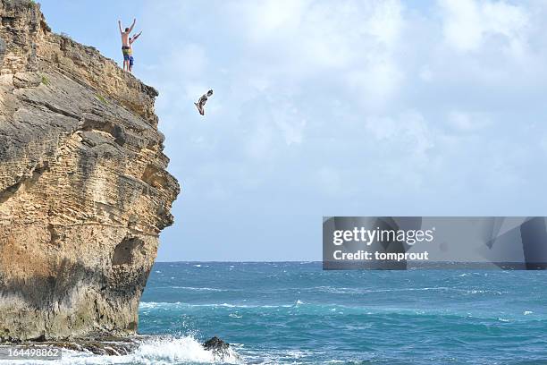 clavada en kauai, hawai, ee.uu. - salto desde acantilado fotografías e imágenes de stock