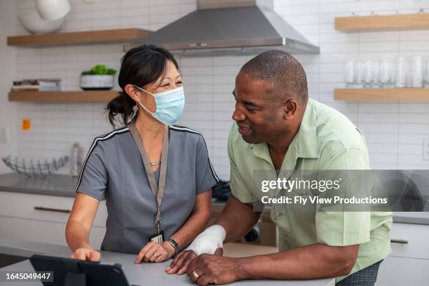 le professionnel de la santé fait l’appel à la maison - occupational therapy kitchen photos et images de collection