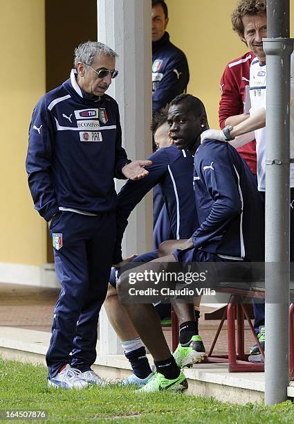 Mario Balotelli of Italy talks with Doctor Enrico Castellacci during a training session at Coverciano on March 24, 2013 in Florence, Italy.