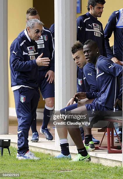 Doctor Enrico Castellacci, Stephan El Shaarawy and Mario Balotelli of Italy talk during an Italy training session at Coverciano on March 24, 2013 in...