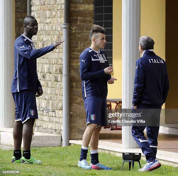 Mario Balotelli and Stephan El Shaarawy talk with Doctor Enrico Castellacci during a training session at Coverciano on March 24, 2013 in Florence,...