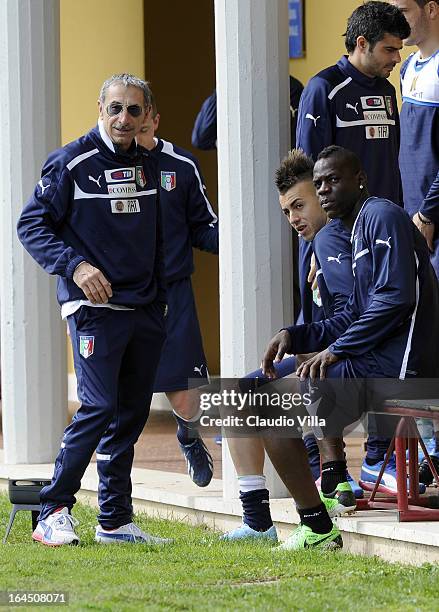 Doctor Enrico Castellacci talks with Stephan El Shaarawy and Mario Balotelli of Italy during an Italy training session at Coverciano on March 24,...
