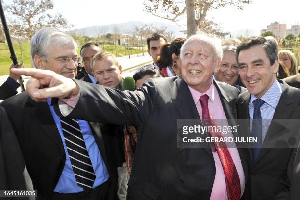 Le maire de Marseille Jean-Claude Gaudin s'entretient avec le Premier ministre François Fillon , le 27 mars 2009, lors d'une visite à Marseille...