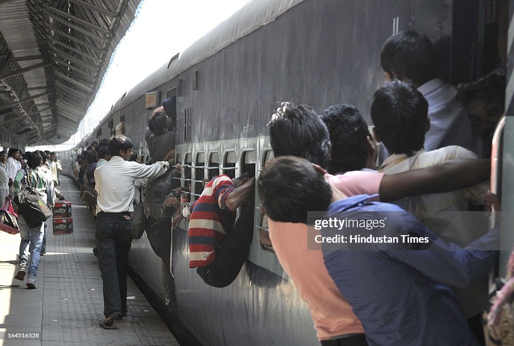 Heavy Rush Of Passengers At New Delhi Railway Station