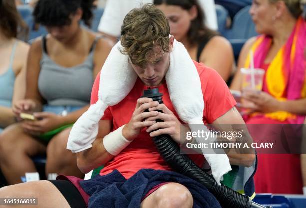 Britain's Jack Draper cools off as he plays against Russia's Andrey Rublev during the US Open tennis tournament men's singles round of 16 match at...