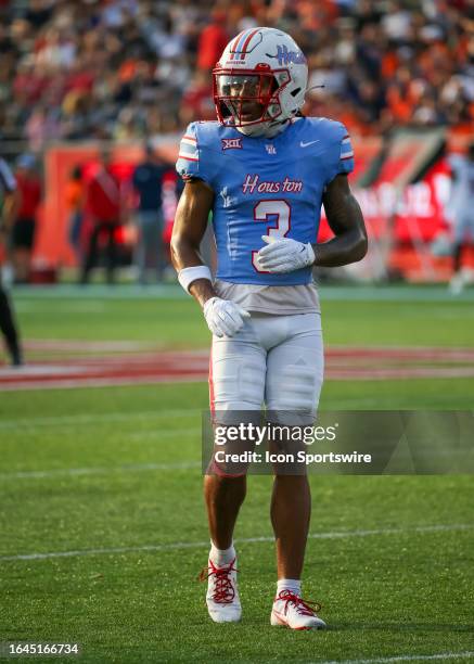 Houston Cougars defensive back Jalen Emery waits for play to begin in the first quarter during the college football game between the UTSA Roadrunners...