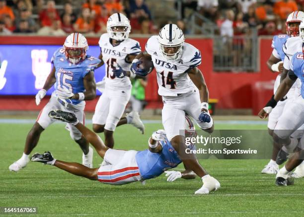 Roadrunners wide receiver Devin Mccuin evades a tackle by Houston Cougars defensive back Jalen Emery in the fourth quarter during the college...