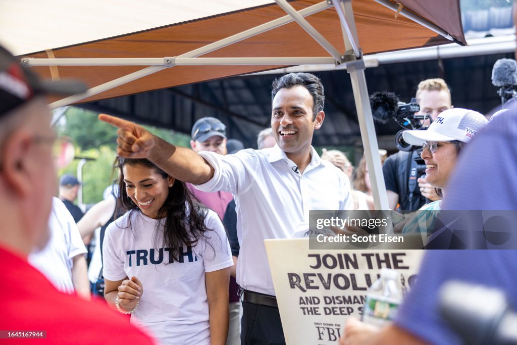 Vivek R Republican presidential candidate Vivek Ramaswamy and wife Apoorva ...