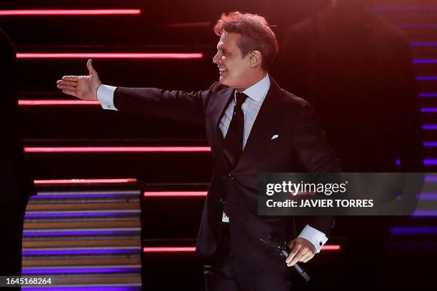 Mexican singer Luis Miguel performs during his eighth from ten sold-out presentations, at the Movistar Arena in Chile on September 4 as part of his...