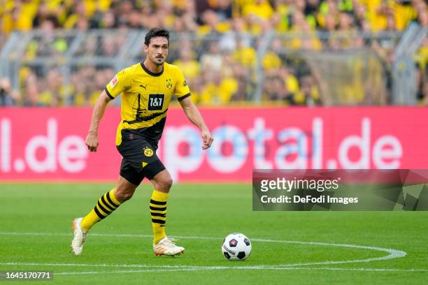 Mats Hummels of Borussia Dortmund controls the ball during the Bundesliga match between Borussia Dortmund and 1. FC Köln at Signal Iduna Park on...