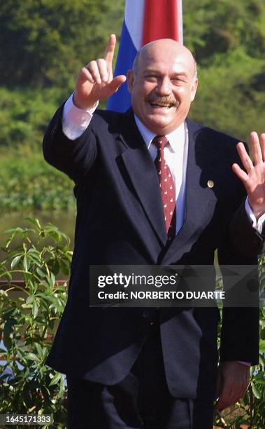 Paraguayan President Luis Gonzalez Macchi, greets photographers, 22 June 2001, after the XX MERCOSUR Summit in Asuncion, Paraguay. El presidente de...