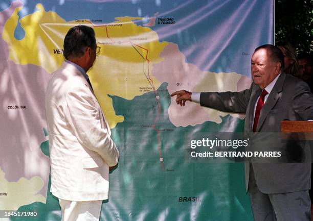 Venezuelan President Rafael Caldera points to a map as he talks to his Brazilian counterpart Fernando Henrique Cardoso 23 November in Santa Elena de...