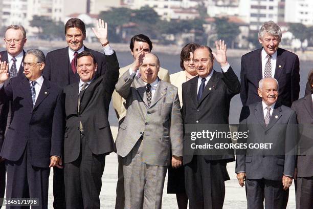 Presidents of countries of Latin America and Europe wave during their official portrait at the Rio summit 28 June 1999. Los Presidentes de America...