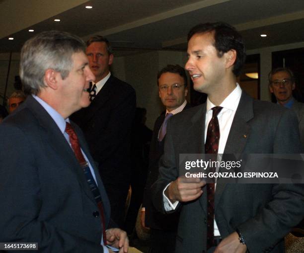 The president of Bolivia, George Quiroga Ramirez , greets members of the Consultive Group 26 September 2001. El presidente de Bolivia, Jorge Quiroga...