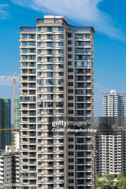 modern high-rise apartment - china middle class photos et images de collection