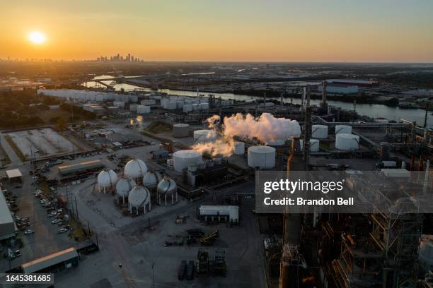 Houston Refineries Houston Refinery Photos and Premium High Res Pictures - Getty Images