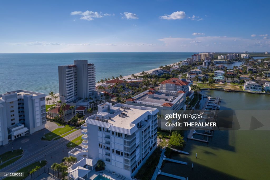 Barrio costero de Nápoles, casas frente al mar