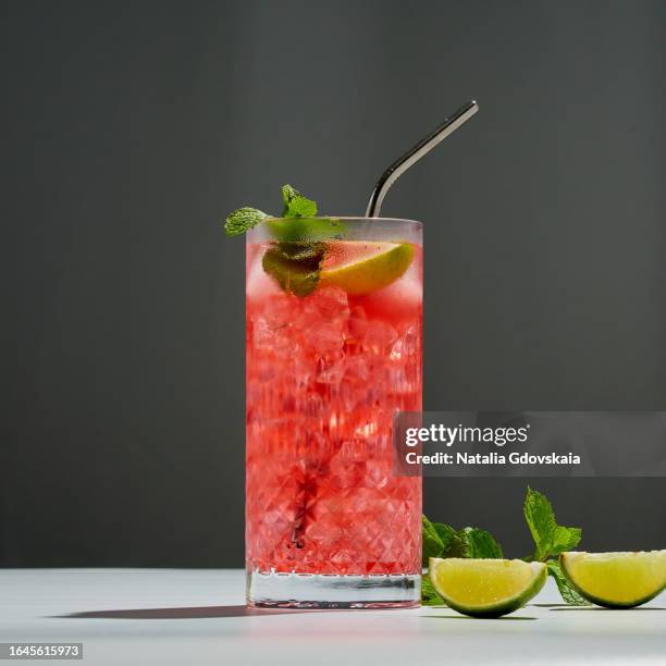 raspberry mojito, refreshing summer drink made with raspberries, mint, lime, and rum. drink serving in glass with ice and garnished sprig of mint - raspberry cocktail stock pictures, royalty-free photos & images