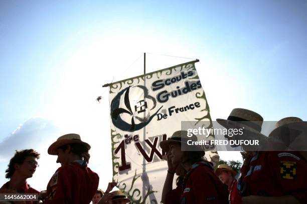 Des jeunes guides arrivent à Jambville, le 28 juillet 2006 pour assister au jamboree, leur grand rassemblement annuel. Jusqu'au 01 août 2006, les...