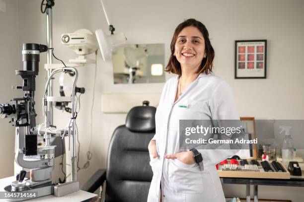 ophthalmological clinic - ophthalmologist stock pictures, royalty-free photos & images