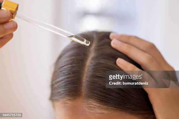 long hair care routine - conditioner imagens e fotografias de stock