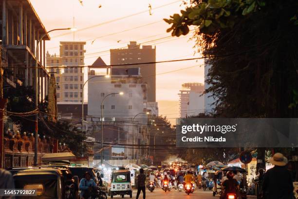 busy street in phnom penh, capital city in cambodia - cambodja stockfoto's en -beelden