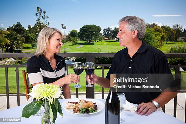 romántico pareja de golf - golf clubhouse fotografías e imágenes de stock