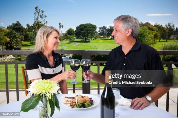 golf couple romantique - country club photos et images de collection