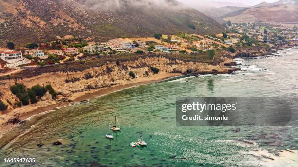 blick auf bungalows entlang der küste - laguna beach stock-fotos und bilder