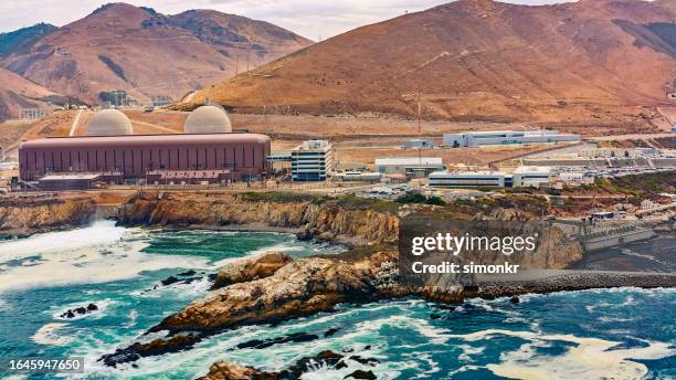 blick auf das kernkraftwerk diablo canyon - kernenergie stock-fotos und bilder