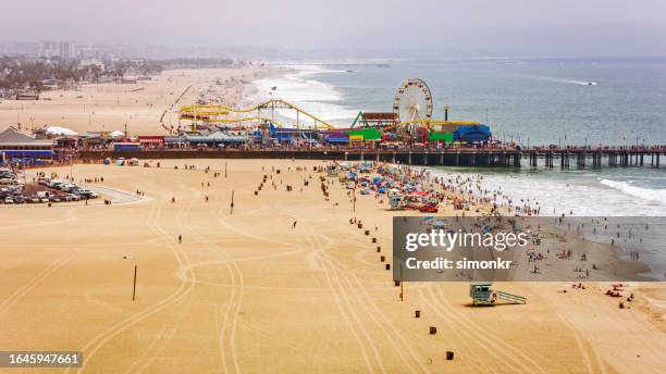 gente disfrutando en la playa de santa mónica - santa monica pier parking fotografías e imágenes de stock