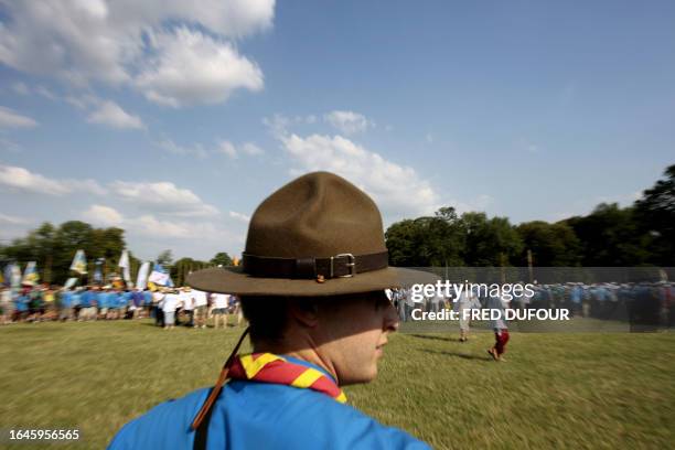 Un responsable regarde les milliers de scouts qui arrivent à Jambville, le 28 juillet 2006, pour participer au jamboree, leur grand rassemblement...