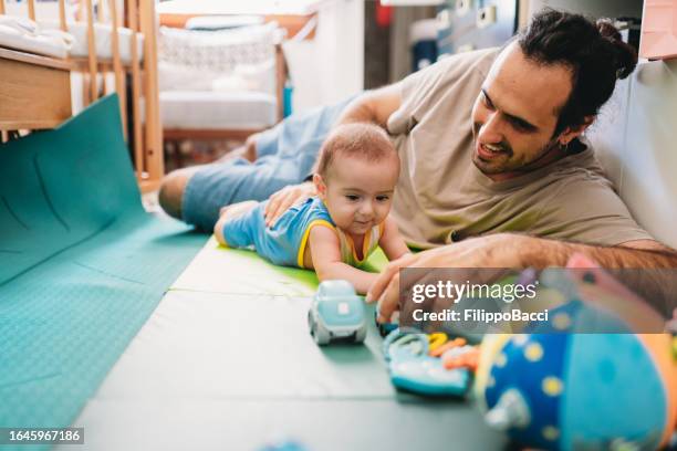 un padre sta giocando con suo figlio a casa - stomaco foto e immagini stock