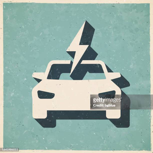 ilustraciones, imágenes clip art, dibujos animados e iconos de stock de coche eléctrico a cargo. icono en estilo retro vintage - papel con textura antigua - hybrid car