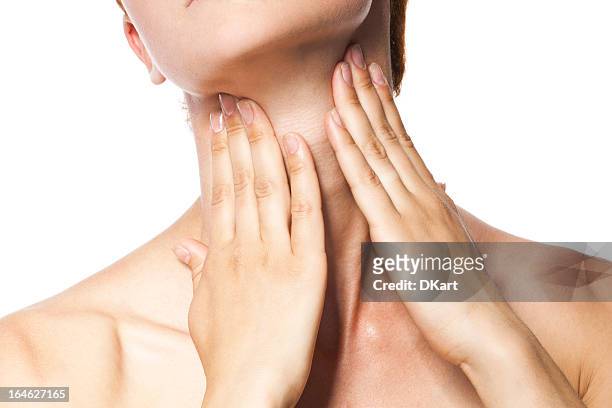 dolor agudo en la garganta a las mujeres jóvenes. - throat photos fotografías e imágenes de stock