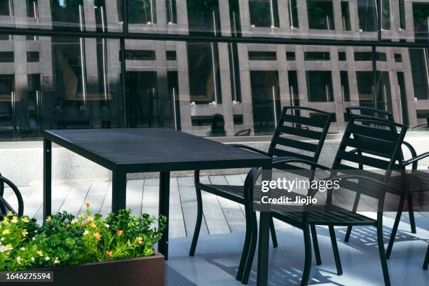 empty chairs and tables outside office buildings - casual low view desk cafe stock pictures, royalty-free photos & images