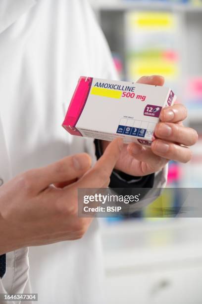 drug pharmacist - amoxicillin stock-fotos und bilder