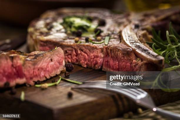 t-bone steak - t-bone-steak stockfoto's en -beelden