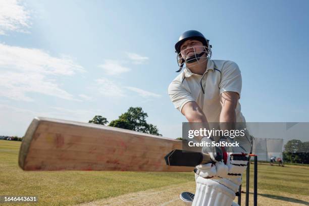 pronto per punteggio - giocatore di cricket foto e immagini stock