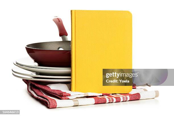 kochbuch und küchenutensilien - rezeptbuch stock-fotos und bilder