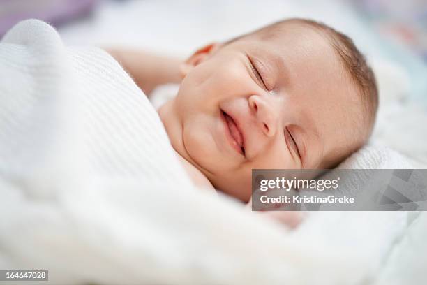 ベビー笑顔で夢の - baby　smile ストックフォトと画像