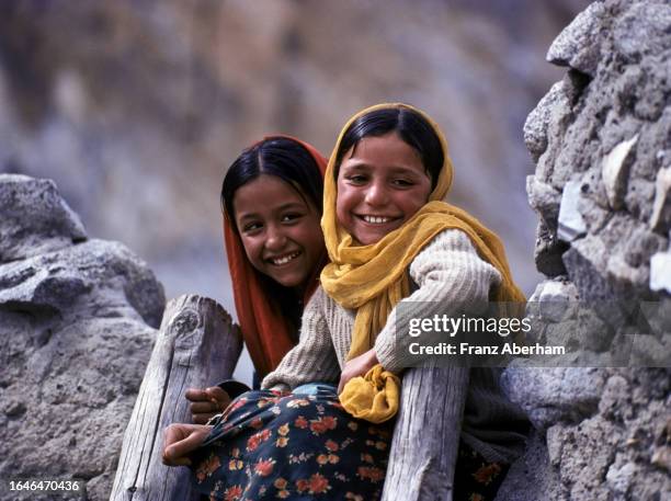 wakhi girls from upper hunza valley - hunza valley stock-fotos und bilder