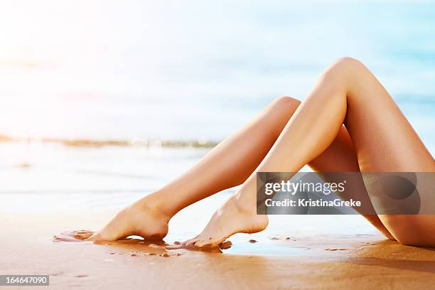 女性の足には、サンセットビーチ - 美脚 ストックフォトと画像