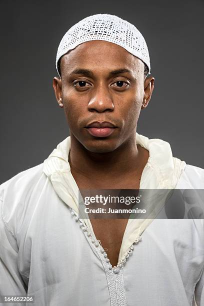 muslimischer junge mann - nigerian men stock-fotos und bilder