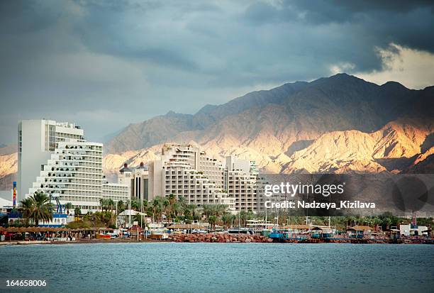 eilat bei sonnenuntergang - eilat stock-fotos und bilder