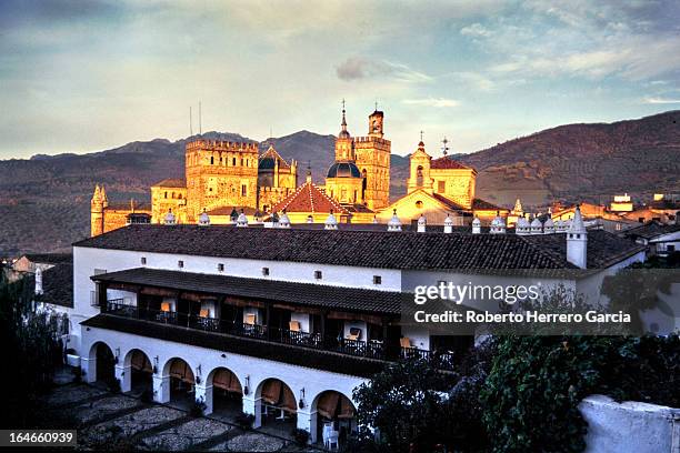 atardecer en guadalupe. cáceres. spain - extremadura stockfoto's en -beelden