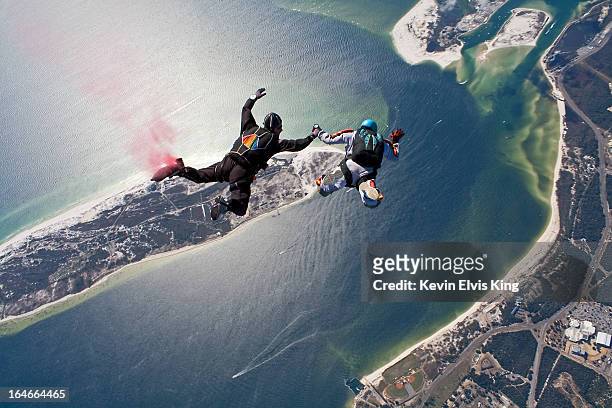 skydivers in freefall over nas pensacola - naval air station pensacola stockfoto's en -beelden