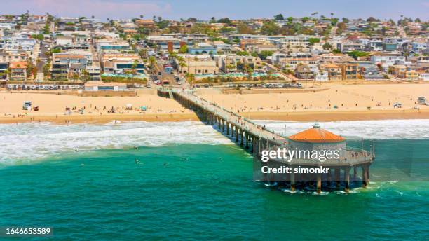view of huntington beach pier and sea - huntington-beach-californië stockfoto's en -beelden