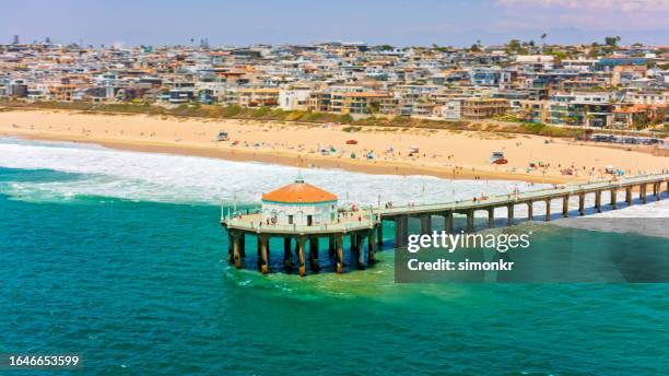 blick auf den strandpier und das meer von huntington - huntington beach kalifornien stock-fotos und bilder